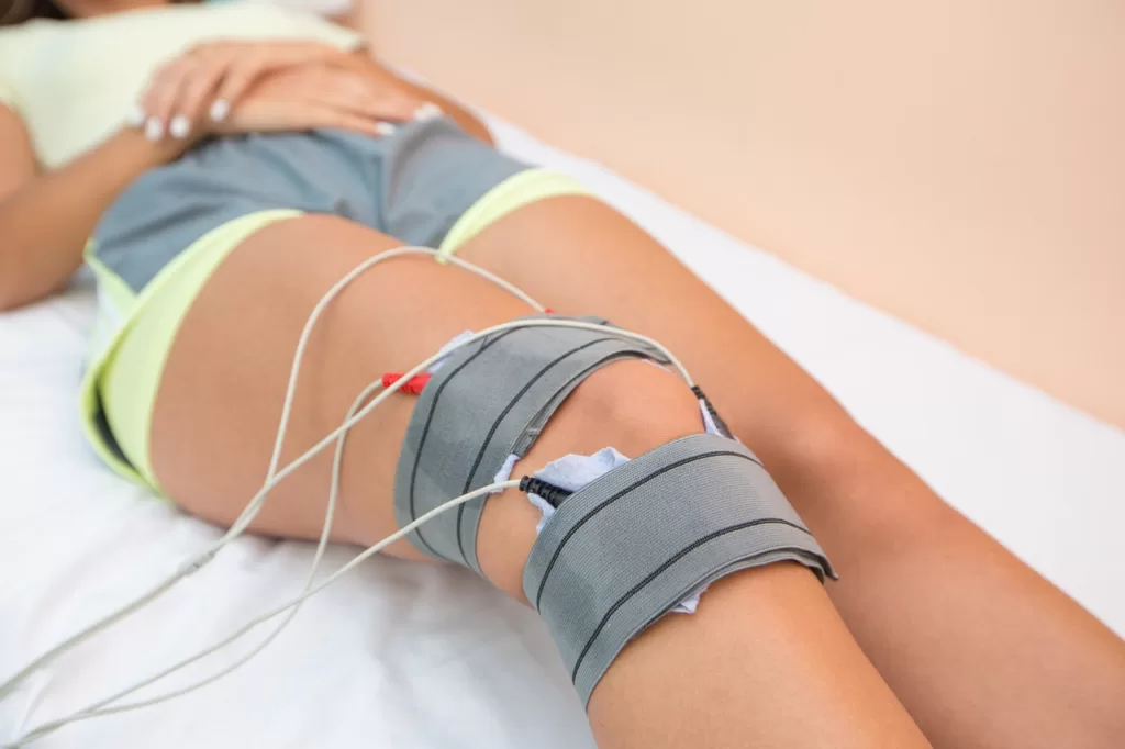 hoe wordt je fysiotherapeut, foto toont een vrouw op een behandelbak binnen een fysiotherapiepraktijk. - Ik Wil Therapie - ikwiltherapie.nl