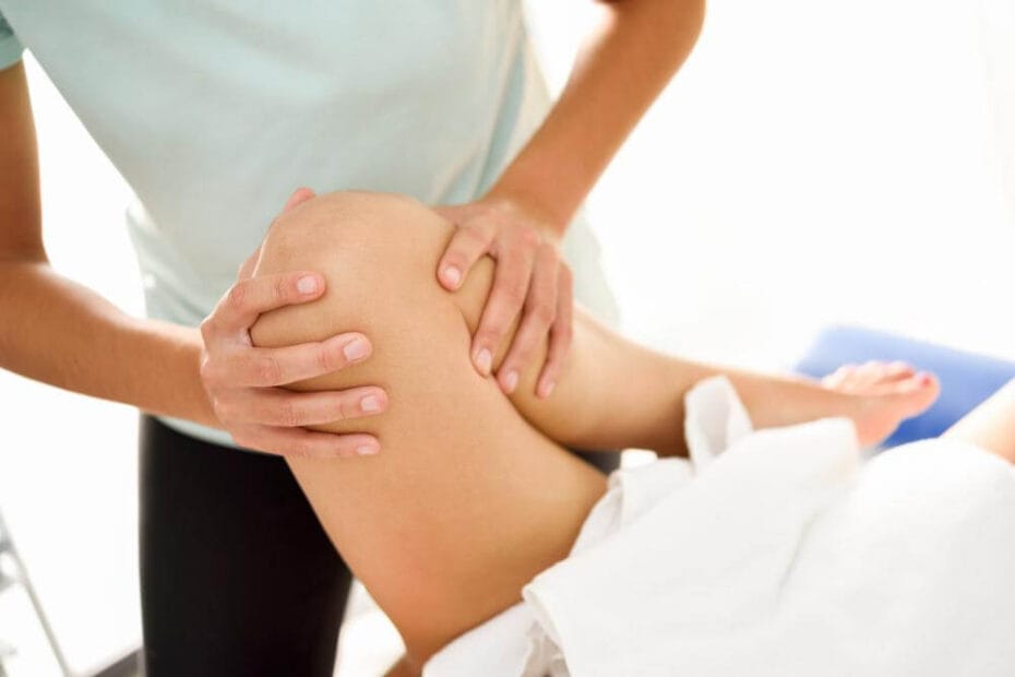 medische massage aan het been in een fysiotherapeutisch centrum - Ik Wil Therapie -