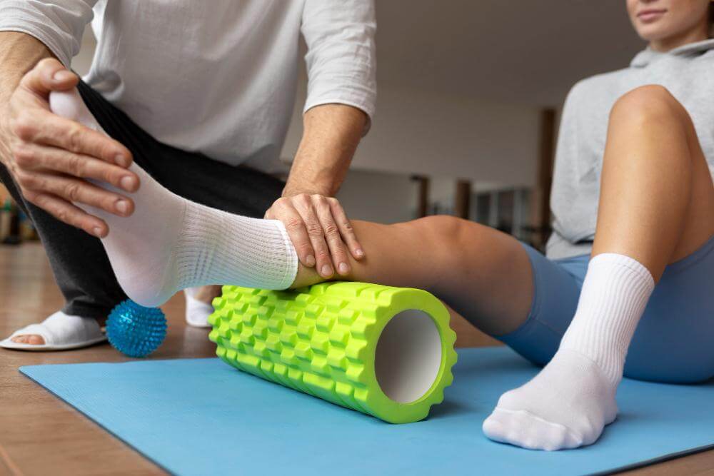 Fysiotherapie en preventie, fysiotherapeut geeft een behandeling op een behandelbank. - Ik Wil Therapie -