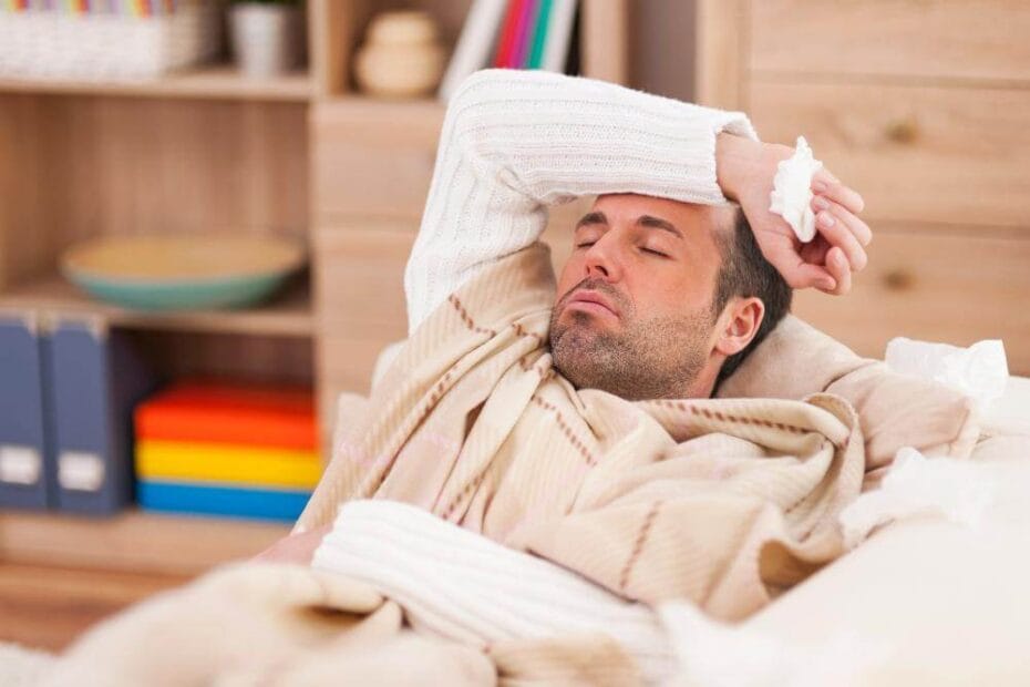 Man ligt op de bank met een hoge koorts