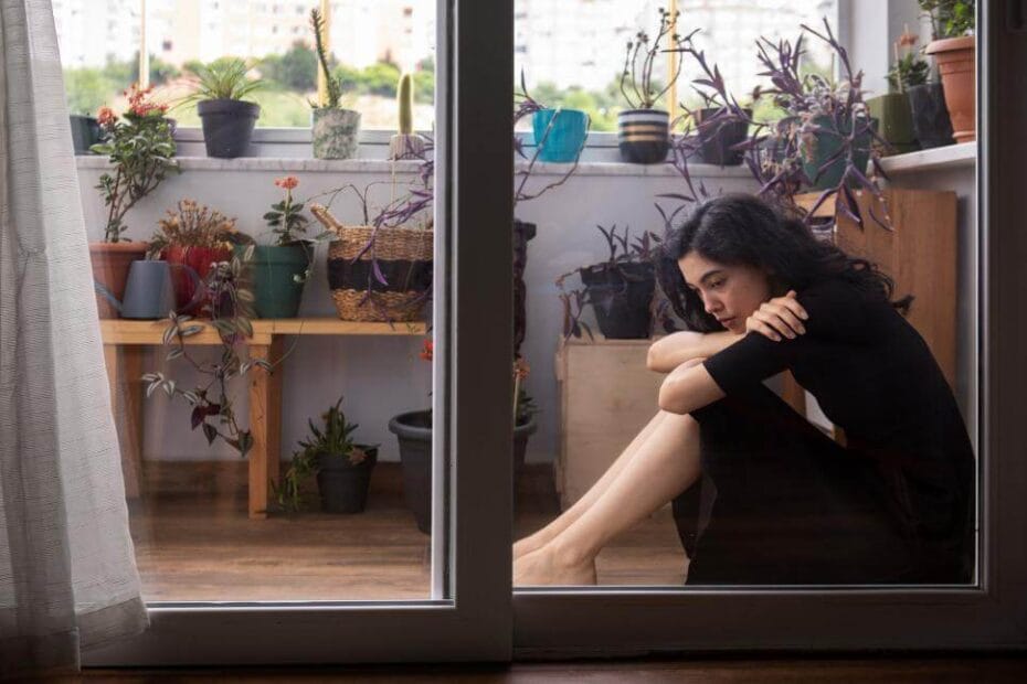 EMDR therapie - jonge vrouw met angstprobleem zit buiten - Ik Wil Therapie -