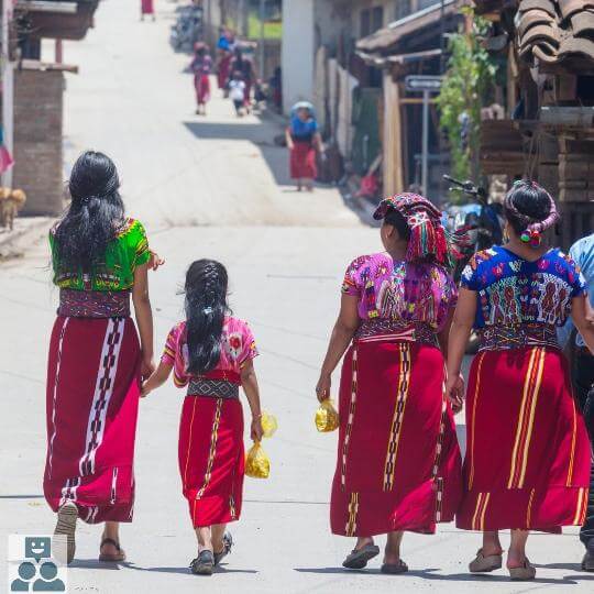 Vrouwen uit Guatemala lopen op straat - Kleine mensen - Ik Wil Therapie -