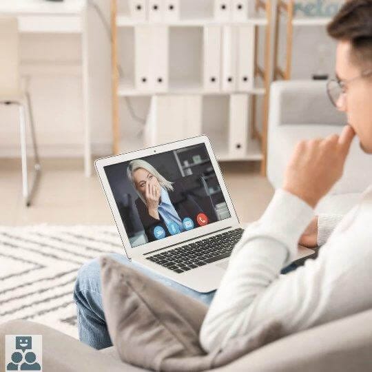 Online psychotherapie, man zit in een stoel met een tablet en praat met een cliënt