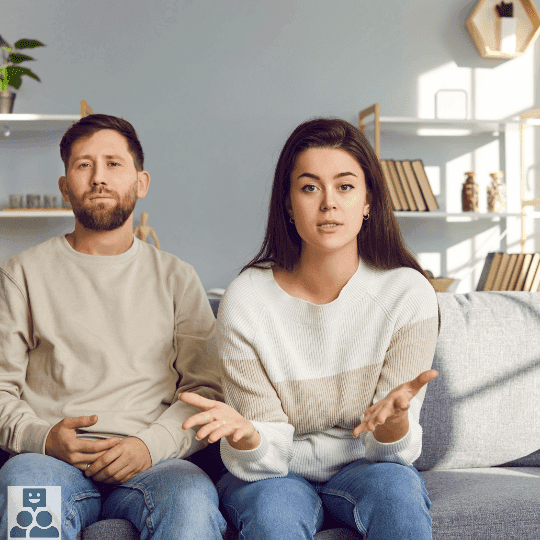 Online psychotherapie, een man en een vrouw zitten op een bank tijdens een online therapie sessie.