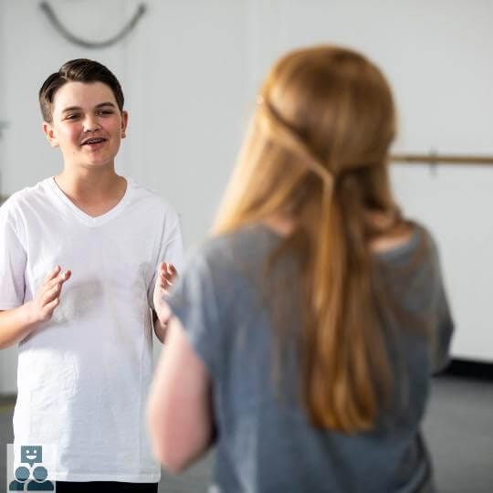 Zangtherapie, een instrument om een krachtige stem te krijgen. Ook goed toepasbaar voor een long covid herstel.Foyo: jongen krijgt zangtherapie, therapeut staat met haar rug naar de camerazijde.,- Ik Wil Therapie - ikwiltherapie.nl/zangtherapie