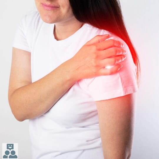 Myofasciaal pijnsyndroom, vrouw in wit shirt grijpt naar haar schouder. De pijn wordt in het rood gemarkeerd.