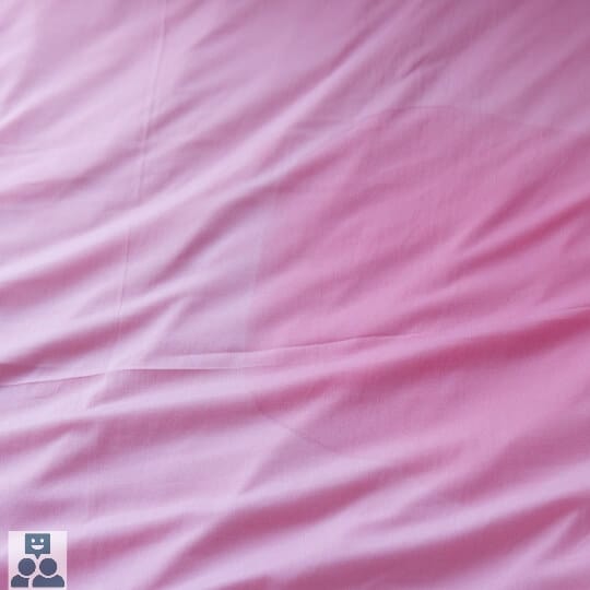 enuresis nocturna, bedplassen bij kinderen. Een roze hoeslaken is nat van de urine.